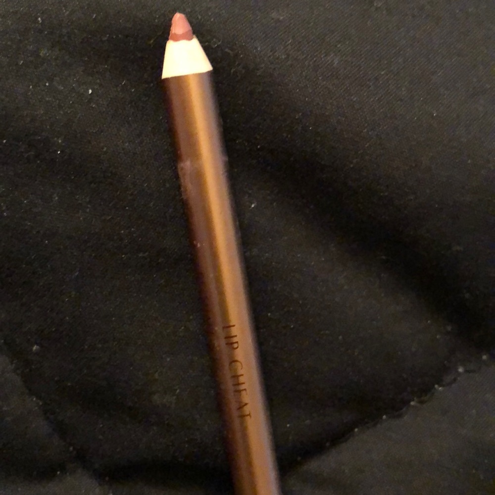 Charlotte Tilbury lip cheat in Pillow Talk